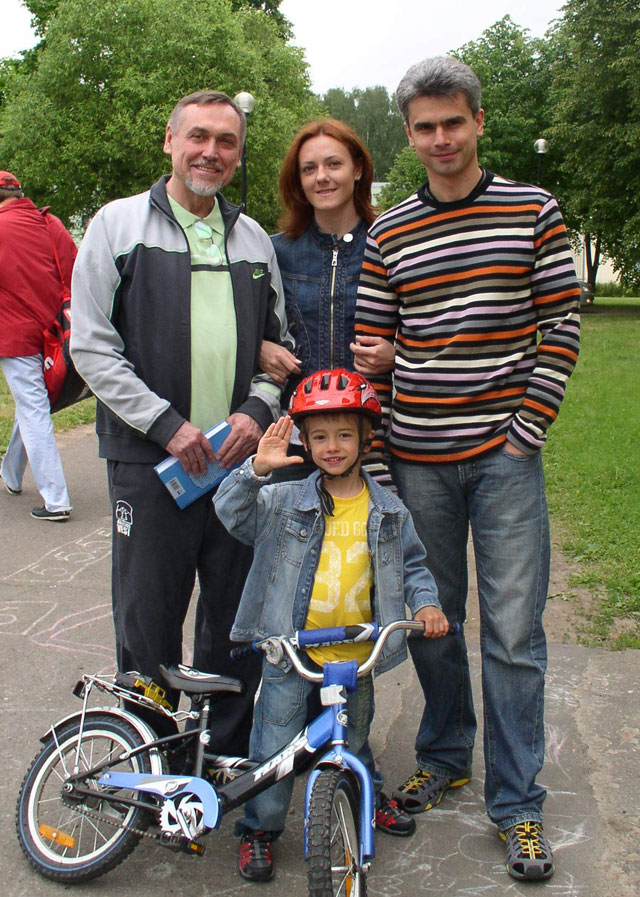 С дочерью, сыном и внуком на отдыхе в Подмосковье